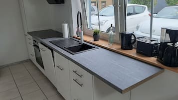 Frigorífico, horno, placa de cocina y lavavajillas