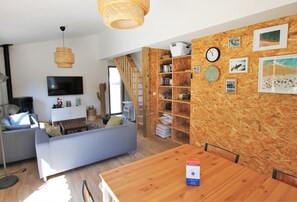 Fernseher, DVD-Player, Bücher
