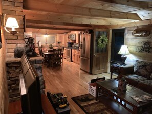 Una televisión, una chimenea, un reproductor de DVD, una videoteca