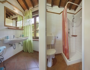 Dusche, Haartrockner, Handtücher, Toilettenpapier