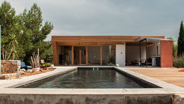 A modern house with a swimming pool, wooden deck, and outdoor furniture. - 4u Bed & Spa (Opoul-Perillos)