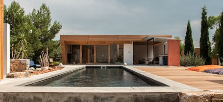 Outdoor pool. 4u Bed & Spa