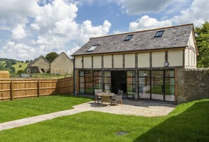 Outdoor dining - The Timber Barn is a charming, romantic barn conversion (Downton-on-the-Rock)