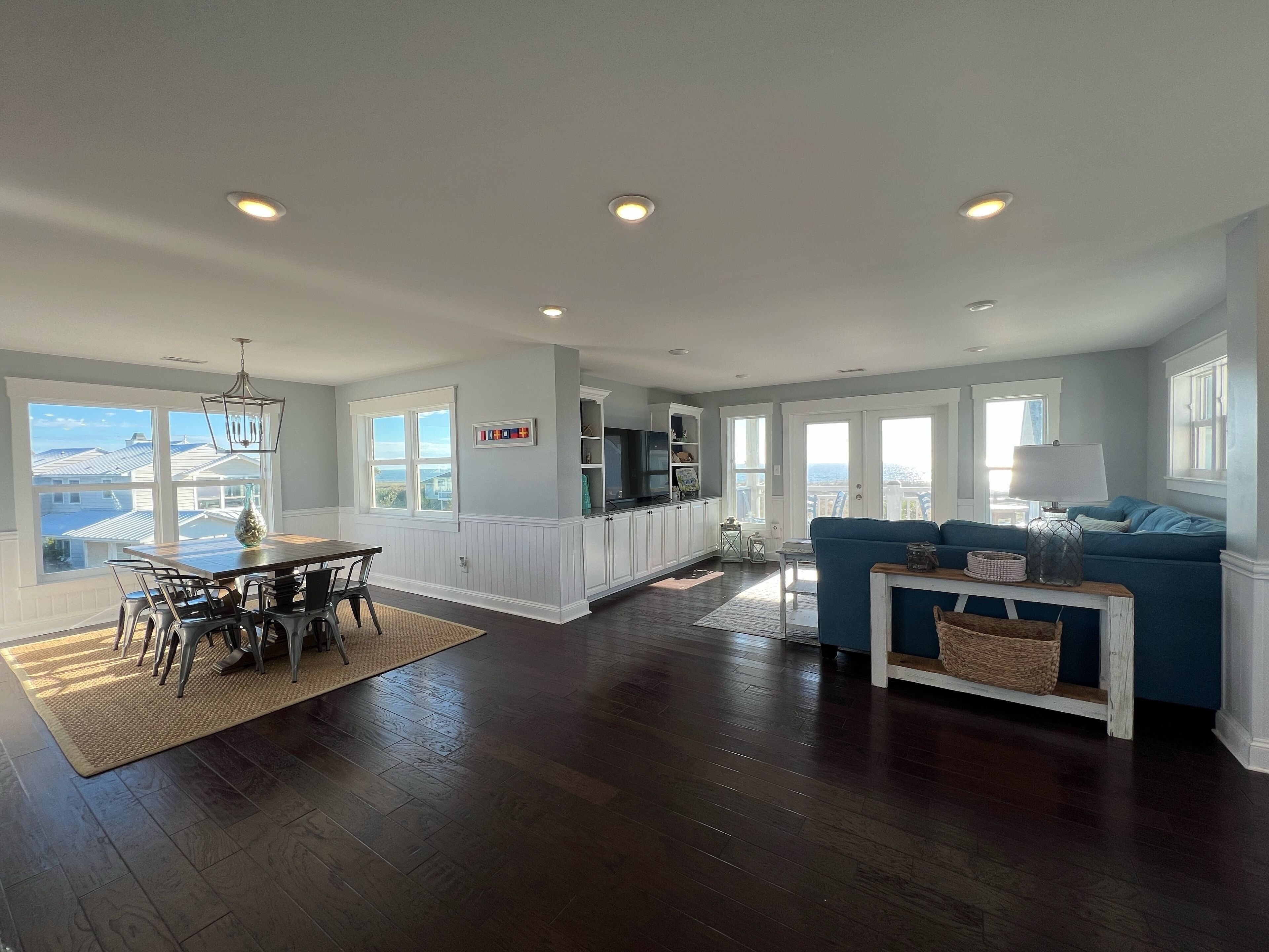 智能电视、DVD 播放器、书、影片库