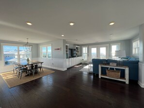 Smart TV, DVD player, books, video library - Ocean View - Family Friendly - Steps to Beach (Bald Head Island)