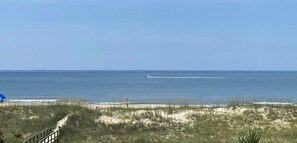 Sur la plage, chaise longue, serviettes de plage