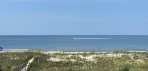 Sur la plage, chaise longue, serviettes de plage