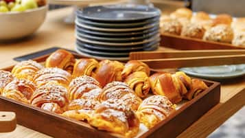 Ett buffébord med olika sorters bakverk och rätter.