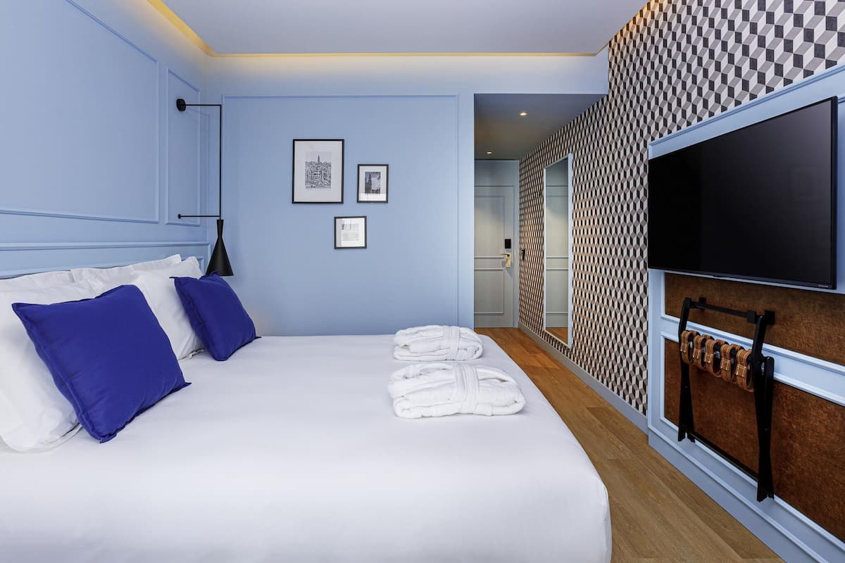 Room, 1 Double Bed, Garden View | Minibar, desk, blackout drapes, soundproofing