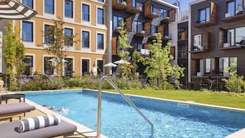 Piscina externa, guarda-sóis, espreguiçadeiras