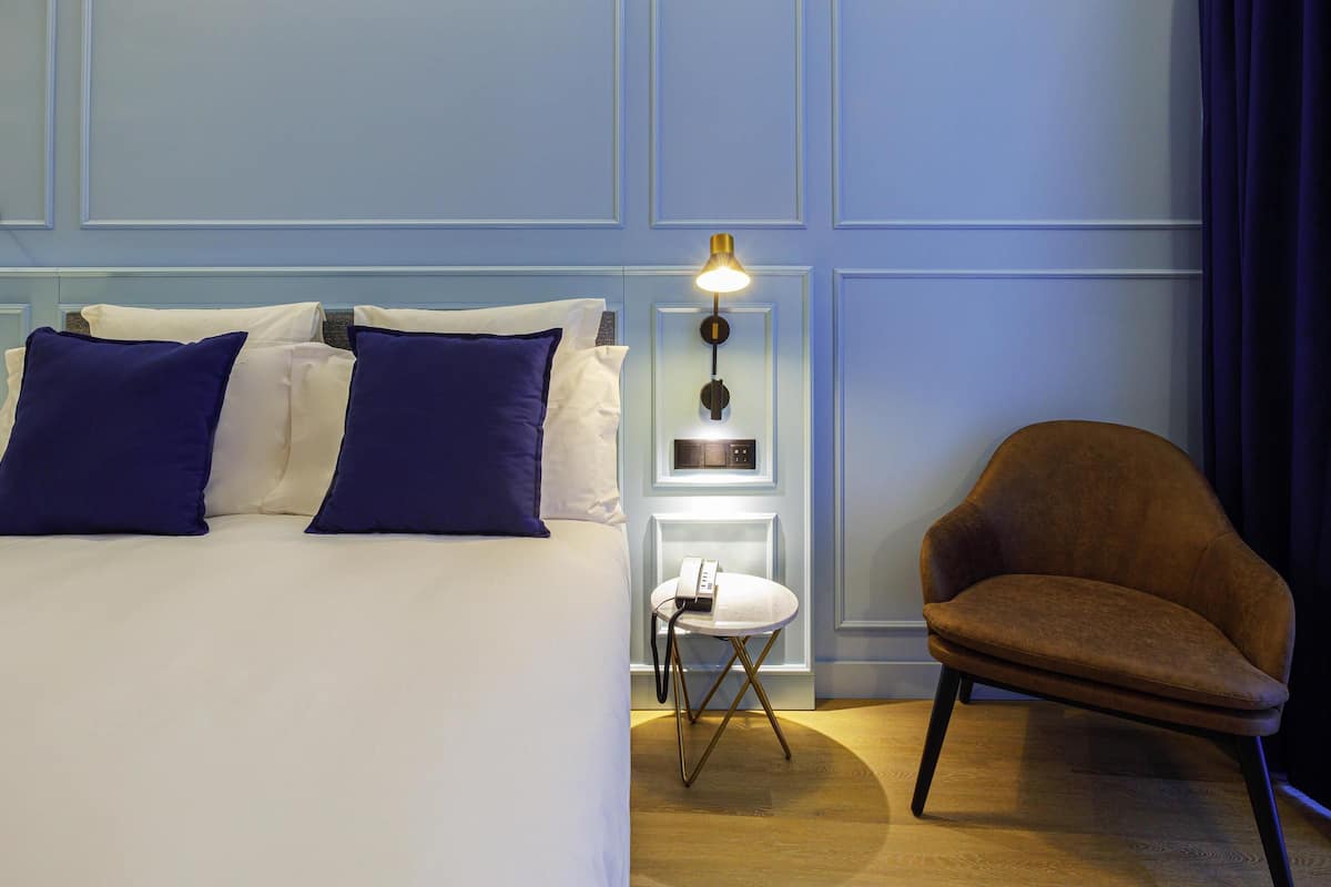 Minibar, desk, blackout drapes, soundproofing