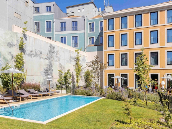 Utomhuspool, parasoller och solstolar