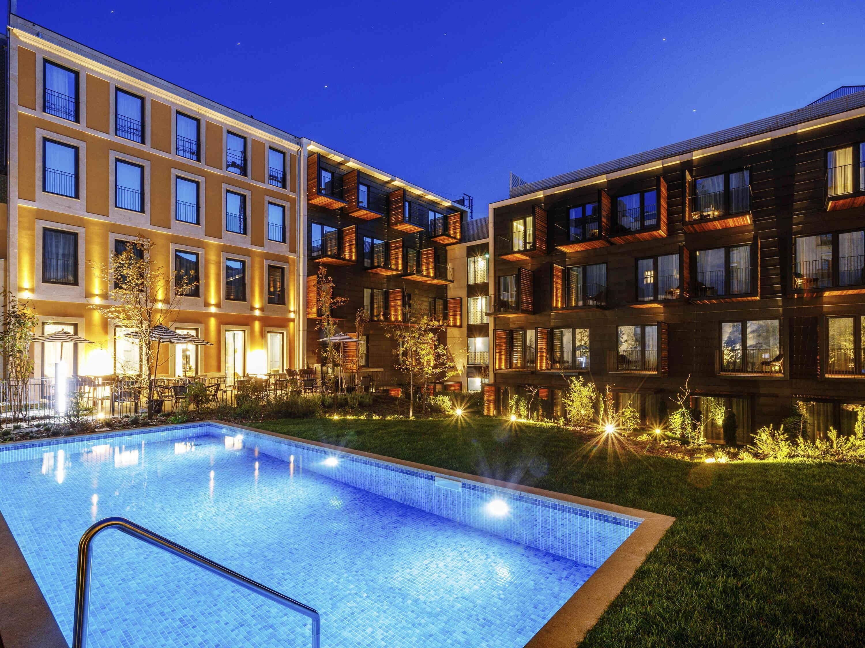 Outdoor pool, pool umbrellas, sun loungers