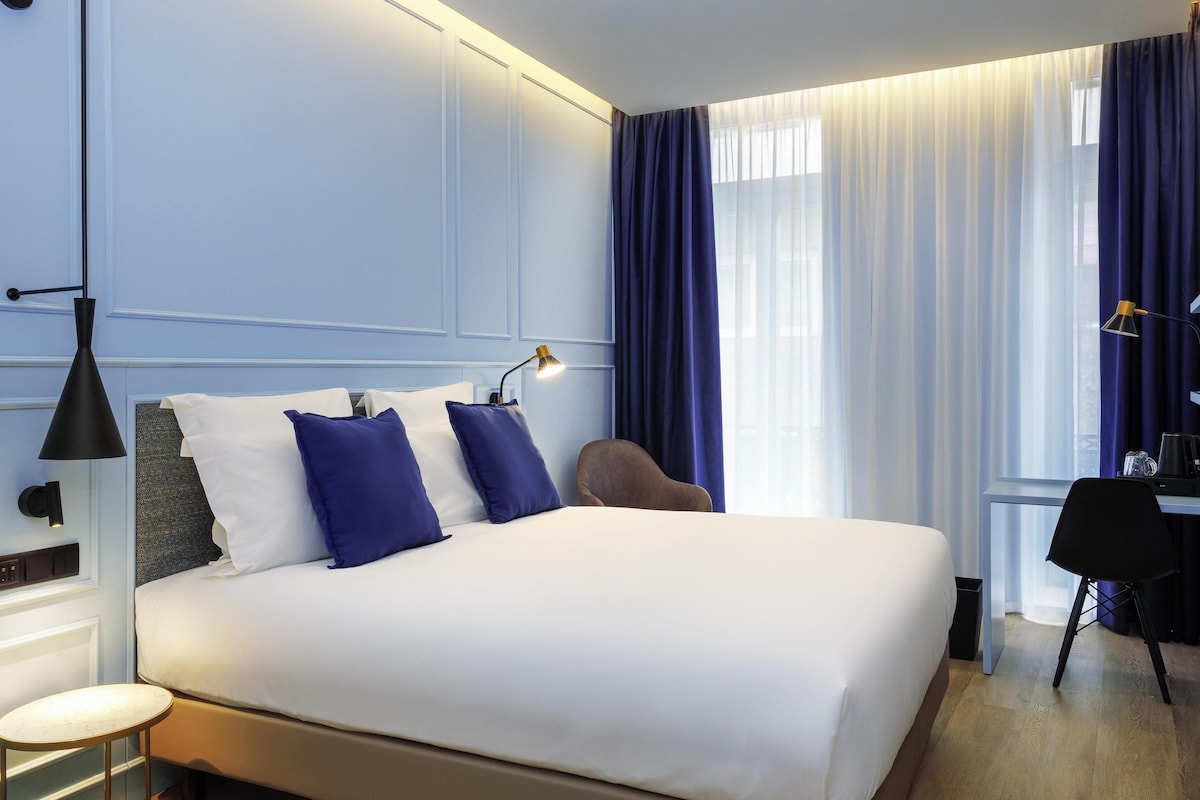 Minibar, desk, blackout drapes, soundproofing