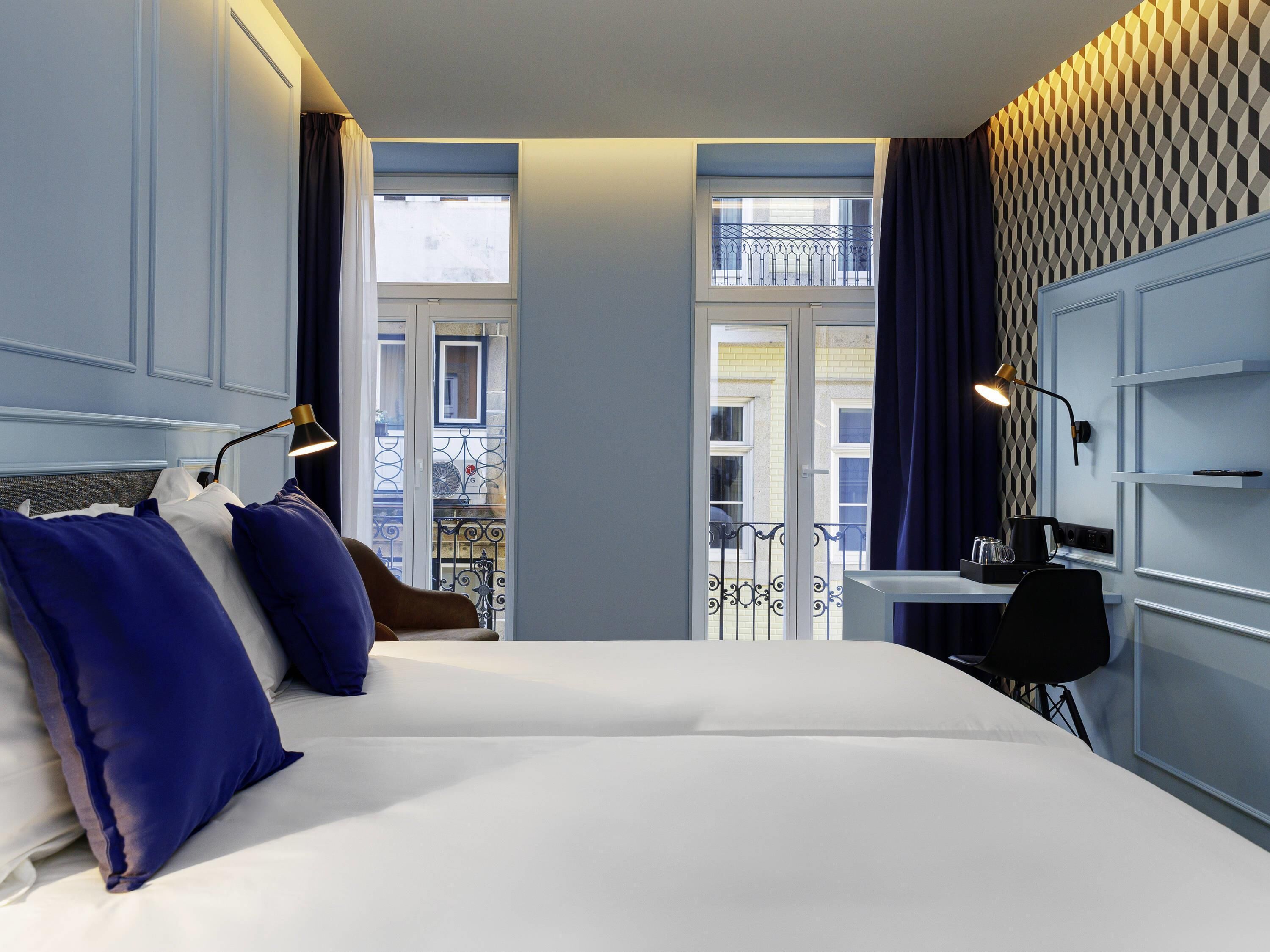 Minibar, escritorio, cortinas blackout y sistema de insonorización 