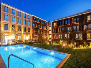 Utomhuspool, parasoller och solstolar