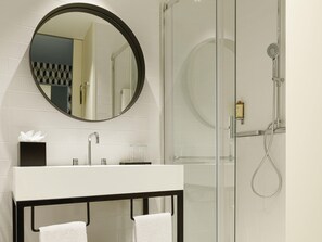 Een minibar, een bureau, verduisterende gordijnen, geluiddichte muren