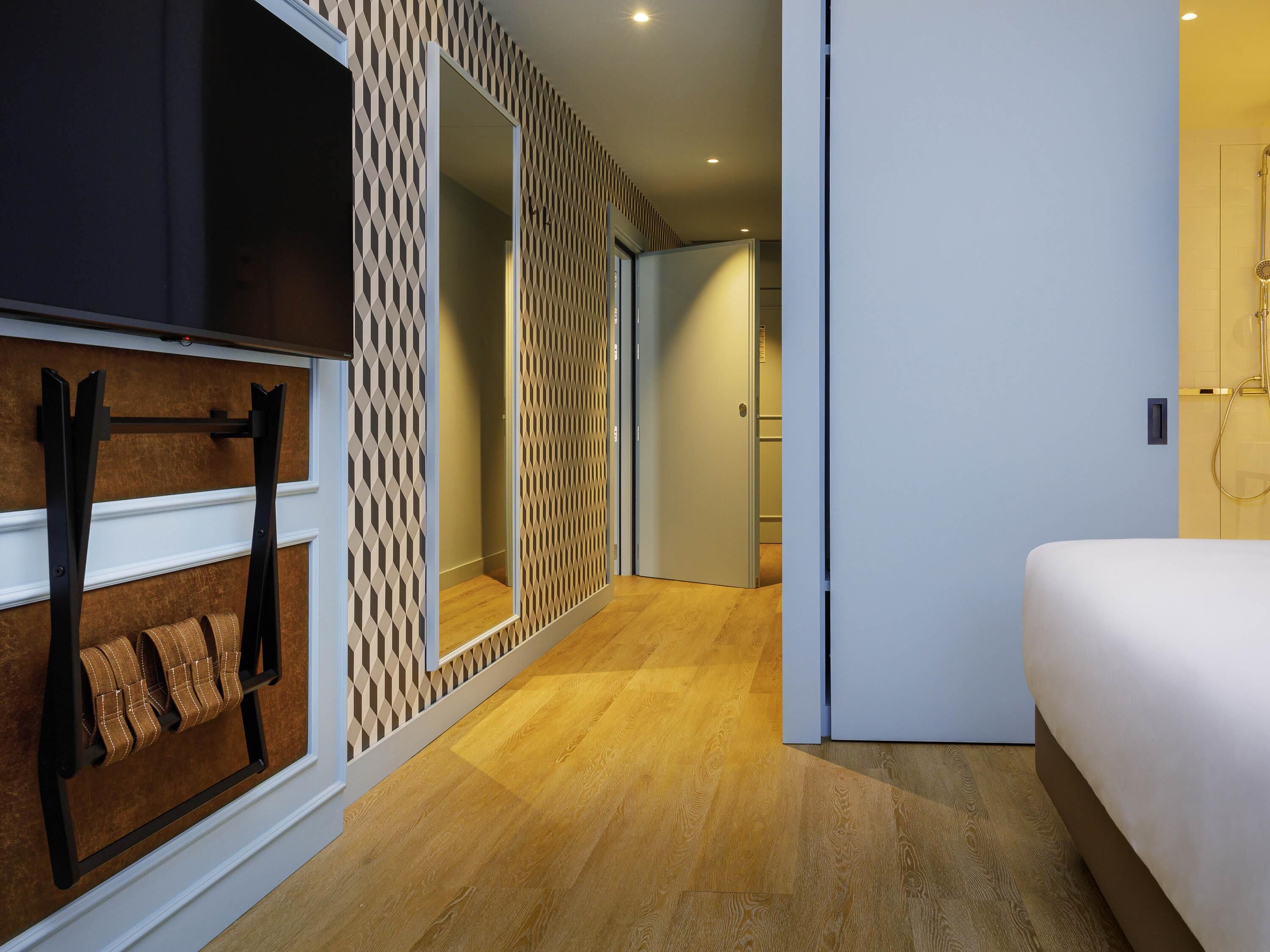 Minibar, escritorio, cortinas blackout y sistema de insonorización 