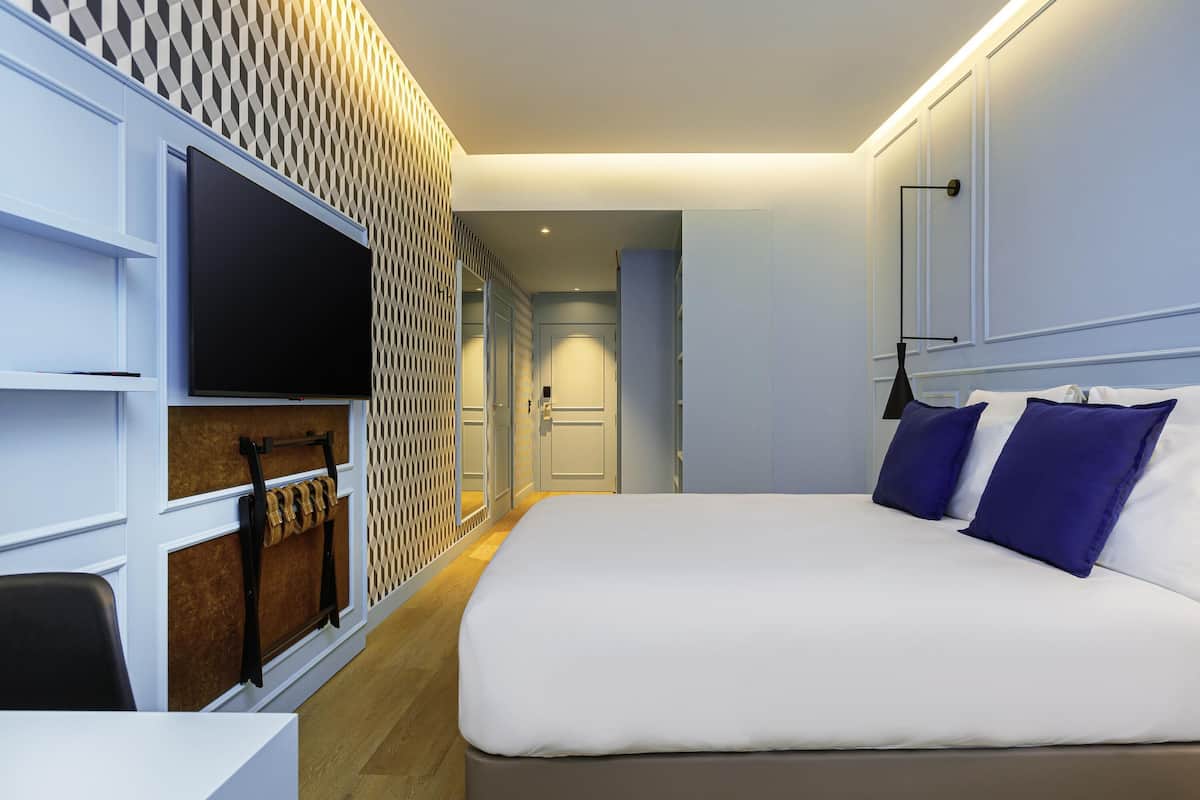 Classic Room, 1 Double Bed | Minibar, desk, blackout curtains, soundproofing