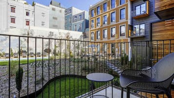 Room, 1 Double Bed, Garden View | Minibar, desk, blackout drapes, soundproofing
