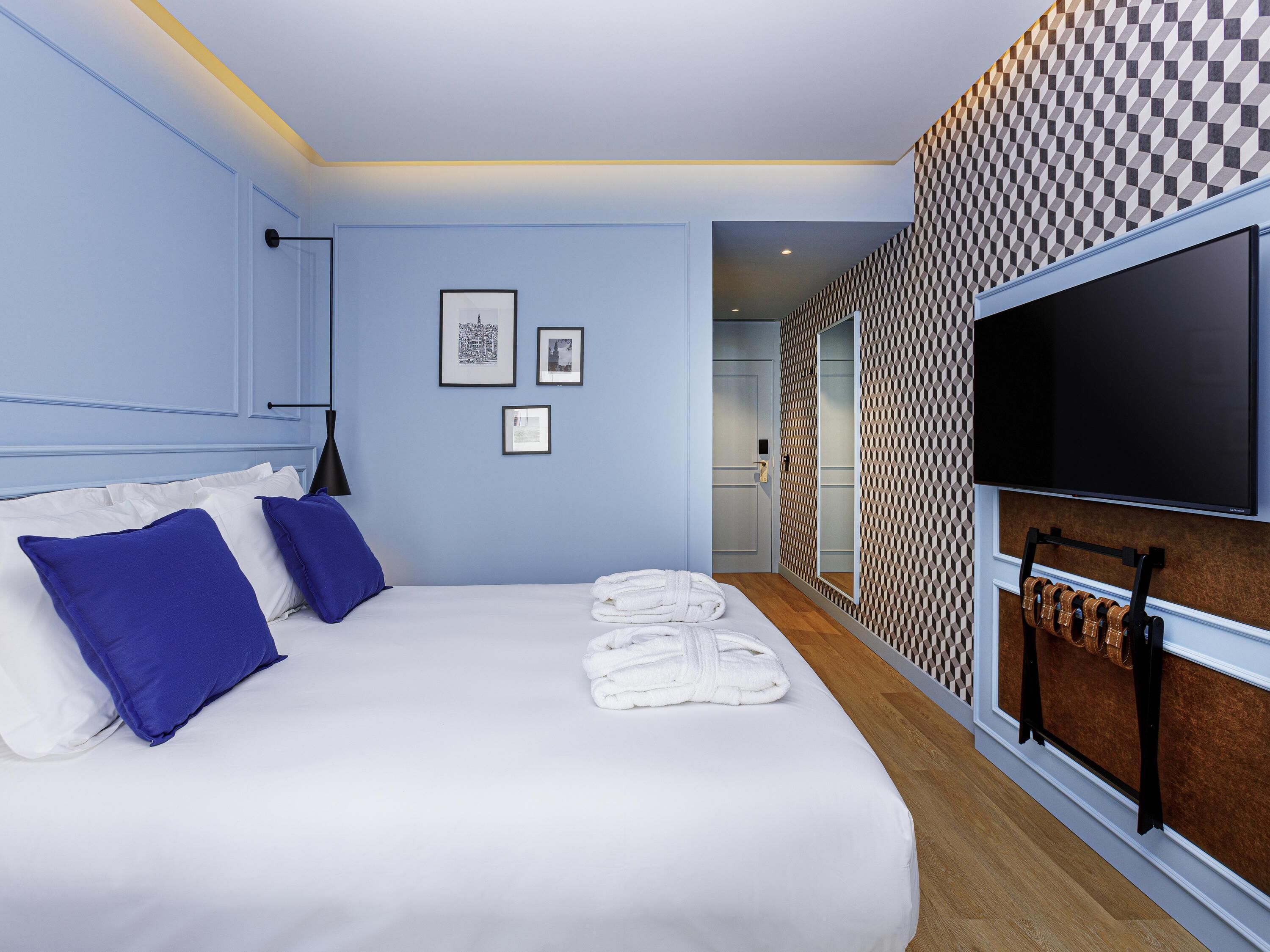 Minibar, escritorio, cortinas blackout y sistema de insonorización 