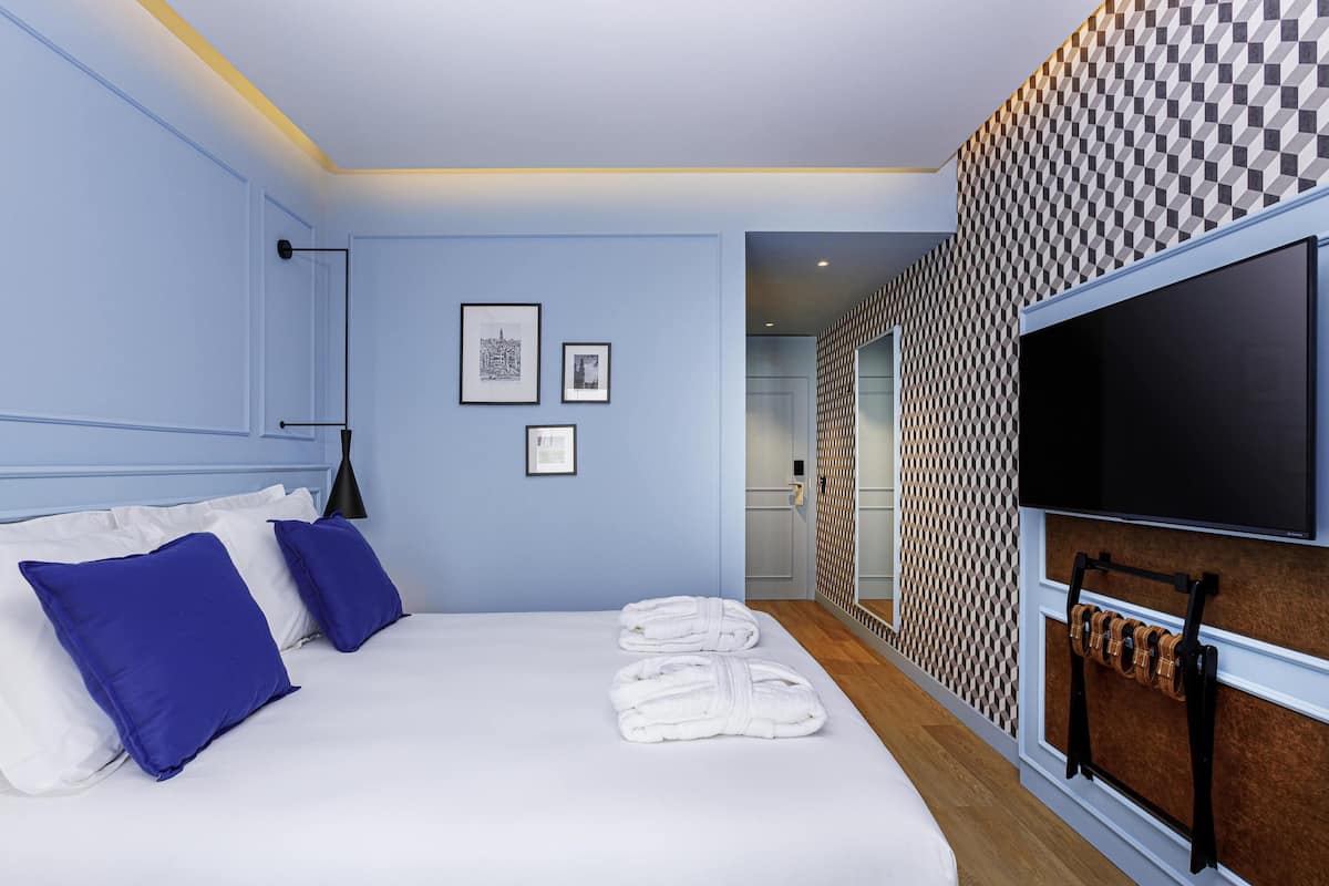 Minibar, escritorio, cortinas blackout y sistema de insonorización