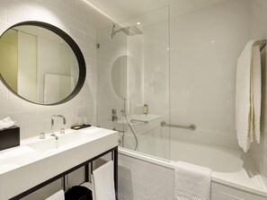 Een minibar, een bureau, verduisterende gordijnen, geluiddichte muren