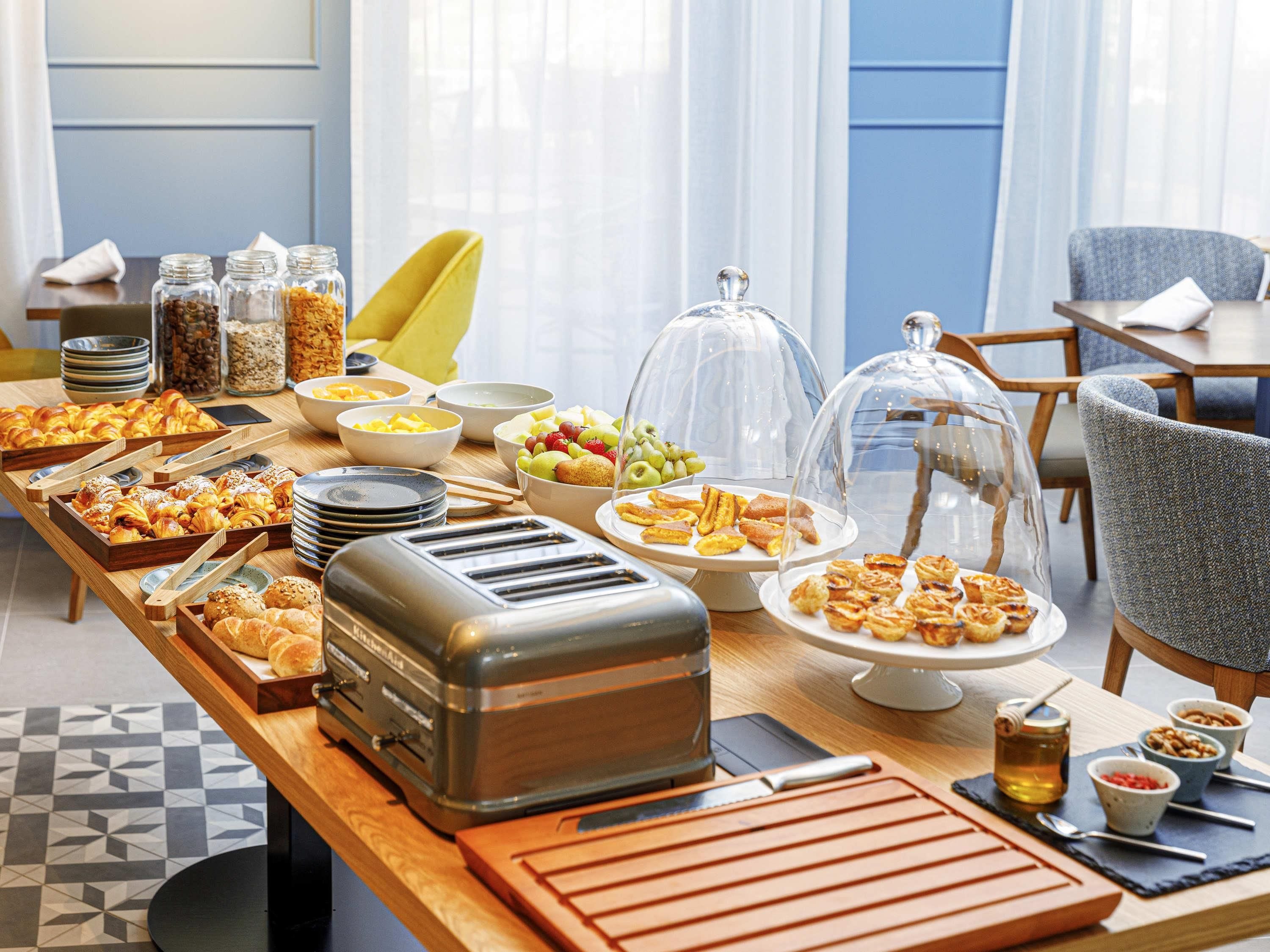 Un buffet proposant divers plats, un grille-pain et une machine à café.