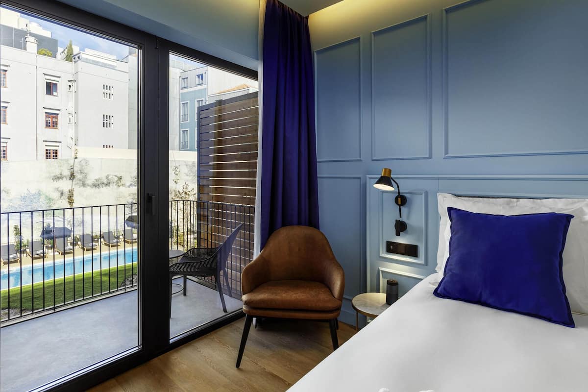 Room, 1 Double Bed, Garden View | Minibar, desk, blackout curtains, soundproofing