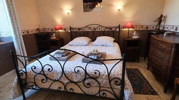 Superior Triple Room, Shared Bathroom, Park View (Marron)