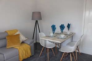 Deluxe Apartment, Ensuite, River View | Restaurant