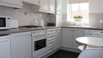 Apartamento Deluxe, baño privado, vistas al río | Cocina compartida