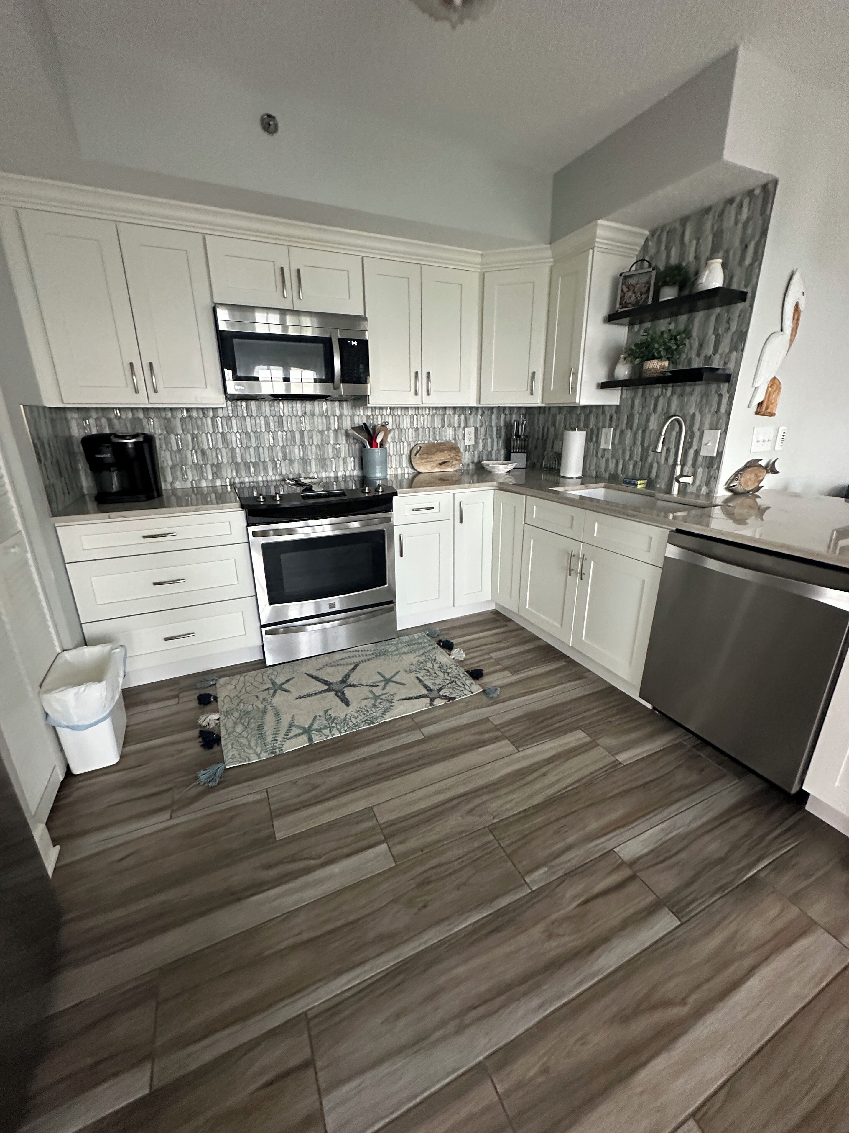 Kylskåp, mikrovågsugn, ugn och spishäll