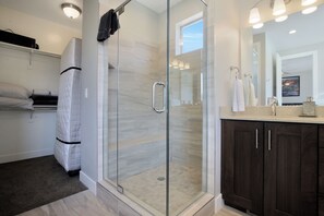 Combined shower/bathtub, hair dryer, towels