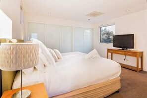 A hotel room with a bed, a TV, a wardrobe, and a window. - Shore House: Expansive Stunner by the Beach (Dunsborough)