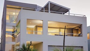 Un edificio moderno de varios pisos con amplias ventanas y balcones.