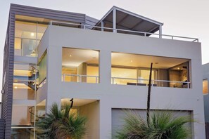 Un edificio moderno de varios pisos con amplias ventanas y balcones.