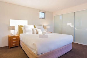 5 bedrooms, iron/ironing board, WiFi, bed sheets