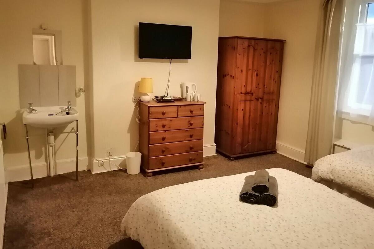 Family Room, Shared Bathroom (Room 2) | WiFi (free), bed sheets