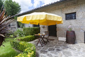 Outdoor dining - Quinta de Carvalhal - Holiday Home (Guimarães - S. Martinho de Candoso)