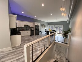 大冰箱、微波炉、烤箱、炉灶