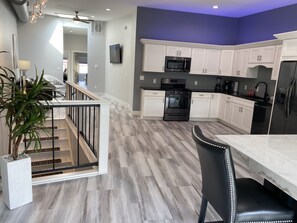 Stort kylskåp, mikrovågsugn, ugn och spishäll