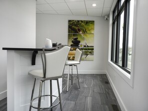 Couples treatment room(s), sauna, hydrotherapy, aromatherapy - The Flatts at North Shore (Geneva)