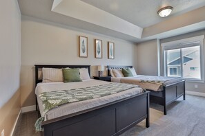 4 bedrooms, iron/ironing board, WiFi, bed sheets