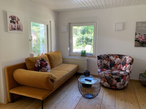 TV, books, stereo - Freistehendes Ferienhaus mit Wintergarten in der Südeifel (Zemmer)