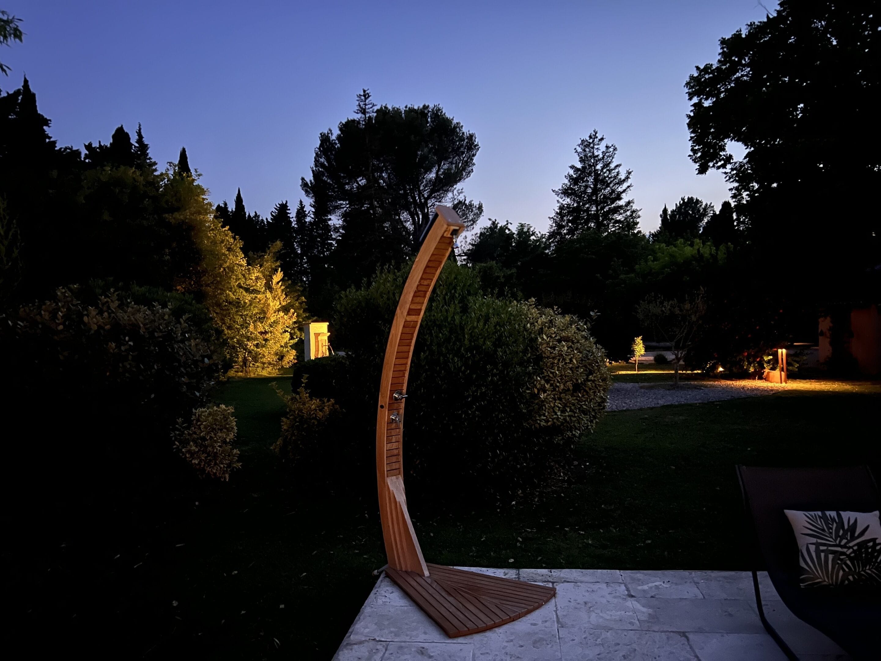 Piscine extérieure, chaises longues
