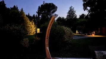 Piscine extérieure, chaises longues