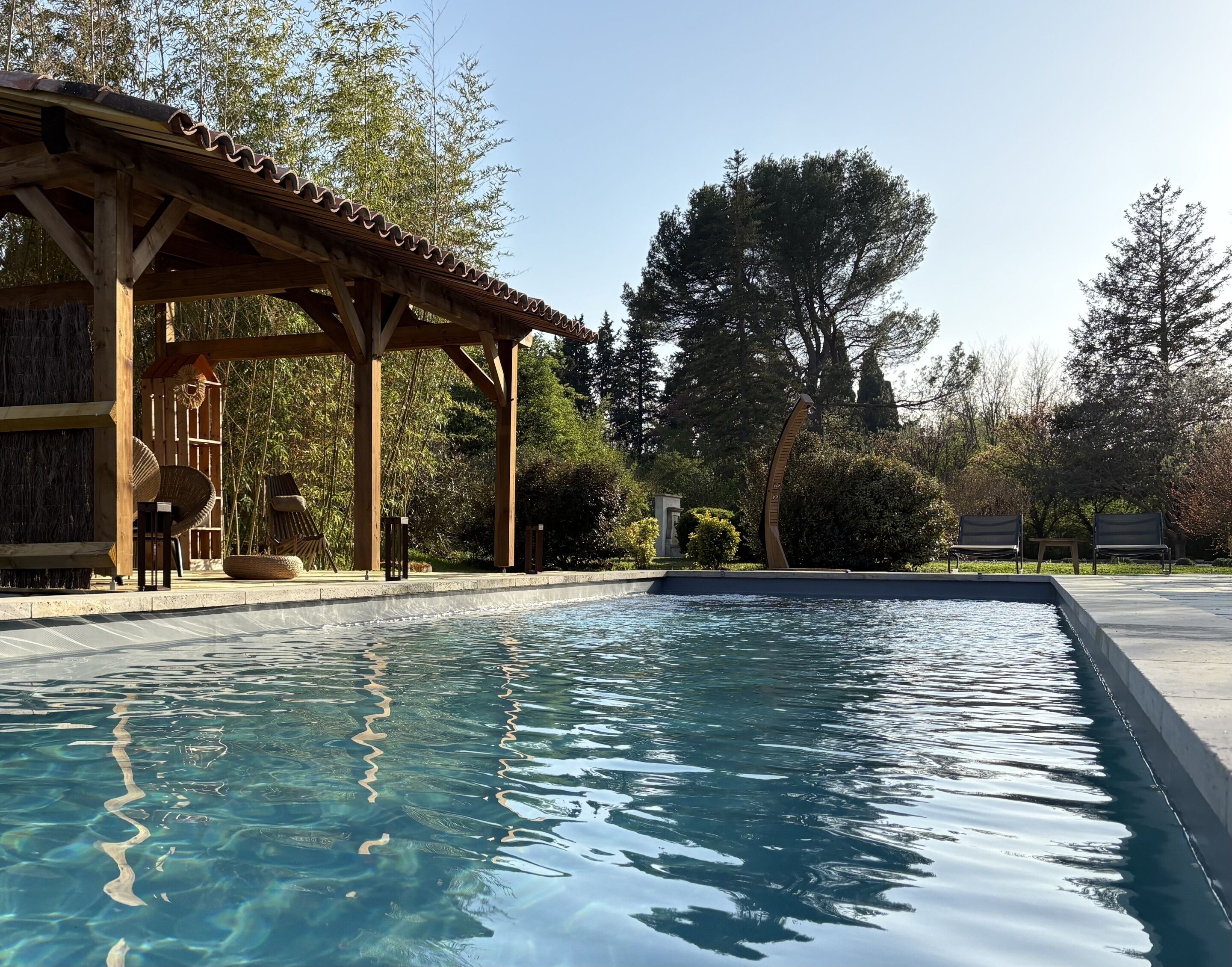 Piscine extérieure, chaises longues