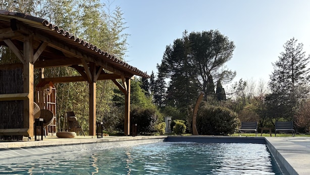 A swimming pool with a wooden pergola, chairs, and a gazebo. - Mas D'auseu (Plan-d'Orgon)