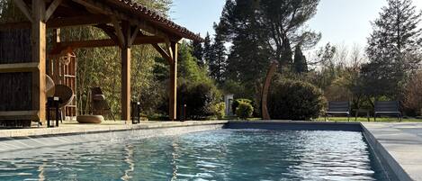 Ulkouima-allas, aurinkotuoleja